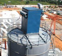 水泥罐仓顶除尘器是一种常用于水泥厂的除尘设备，它可以有效地净化罐仓中的粉尘，达到环保和安全生产的目的。